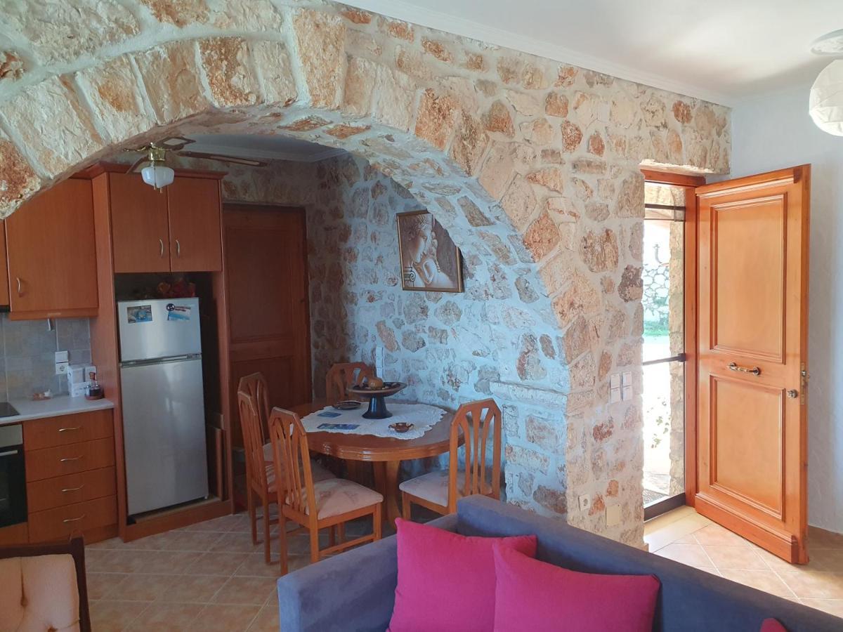 Nireas : Stone Villa Orthoniaí Exteriér fotografie