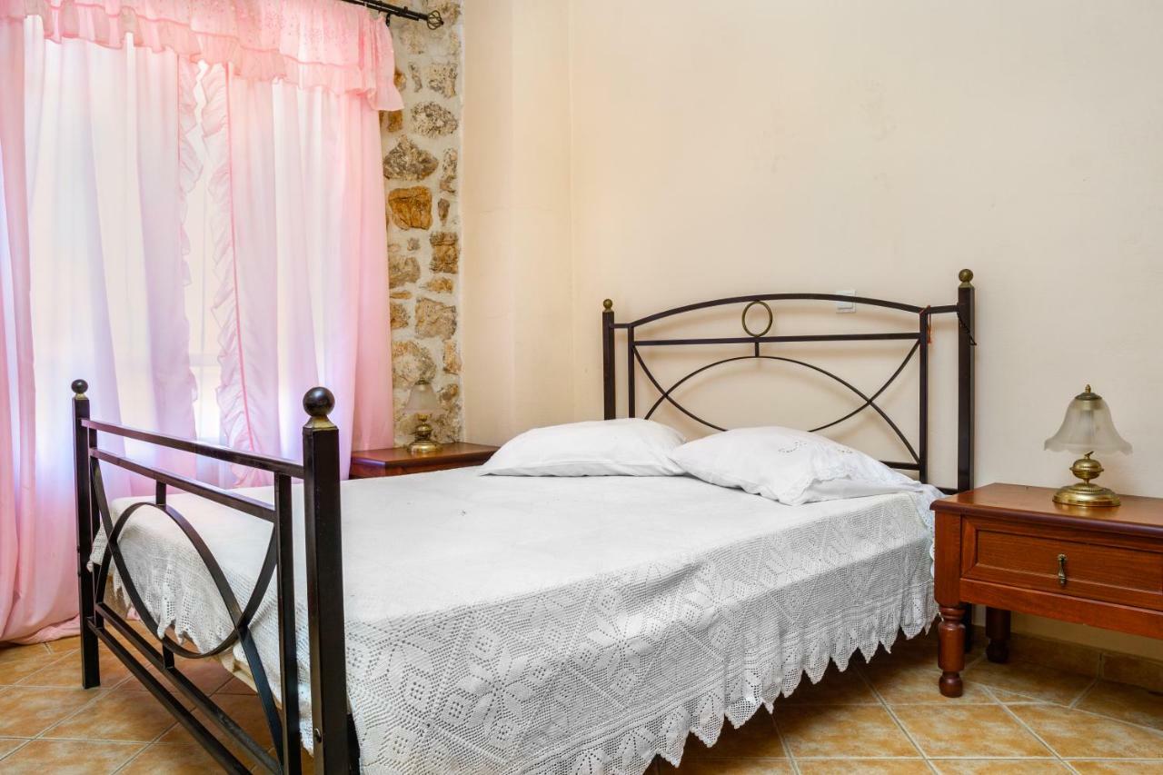 Nireas : Stone Villa Orthoniaí Exteriér fotografie