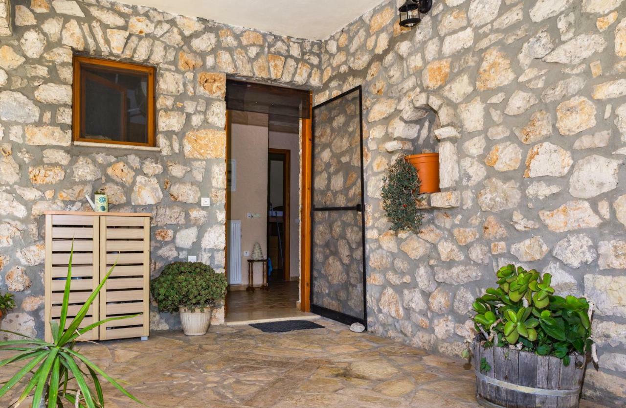Nireas : Stone Villa Orthoniaí Exteriér fotografie