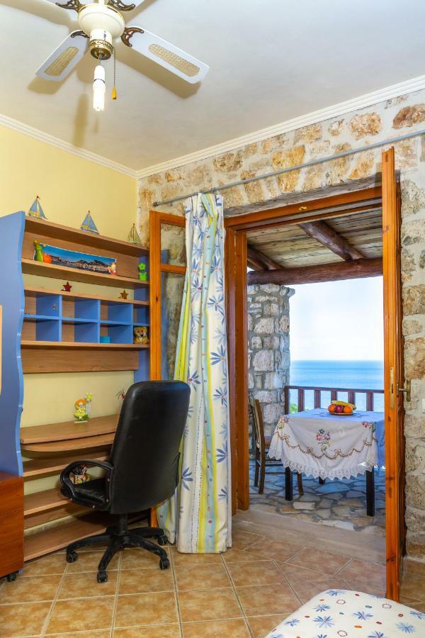 Nireas : Stone Villa Orthoniaí Exteriér fotografie
